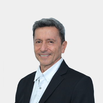 Fotografía frontal del profesor Humberto Escalante Hernandez