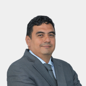 Fotografía frontal del profesor Julio Andrés Pedraza