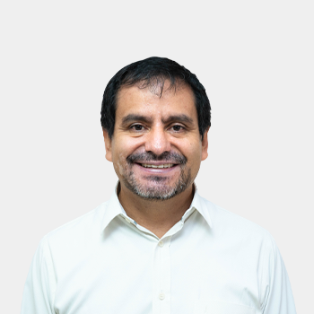 Fotografía frontal del profesor Julio Roberto Pinzon