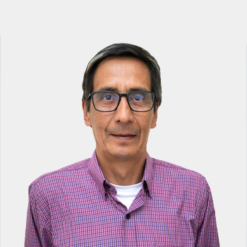 Fotografía frontal del profesor Héctor Rojas